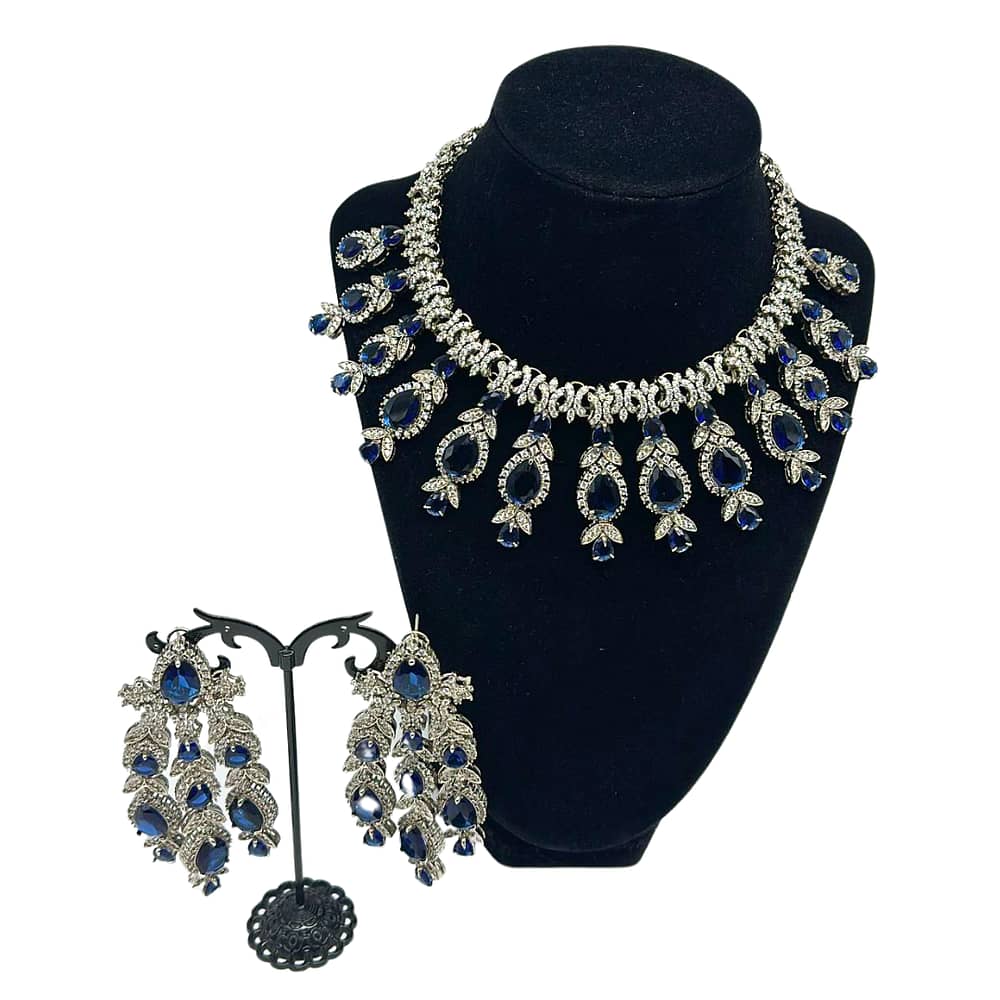 Delicately designed silver set with Sapphire main droplet