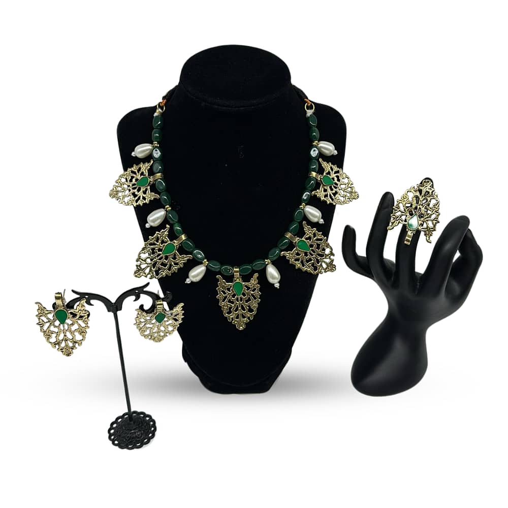 Antique style with emeralds and pearls with adjustable ring