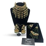 Antique gold set with dangling design and emeralds finish